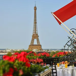 Plaza Athenee - Dorchester Collection ***** Paříž